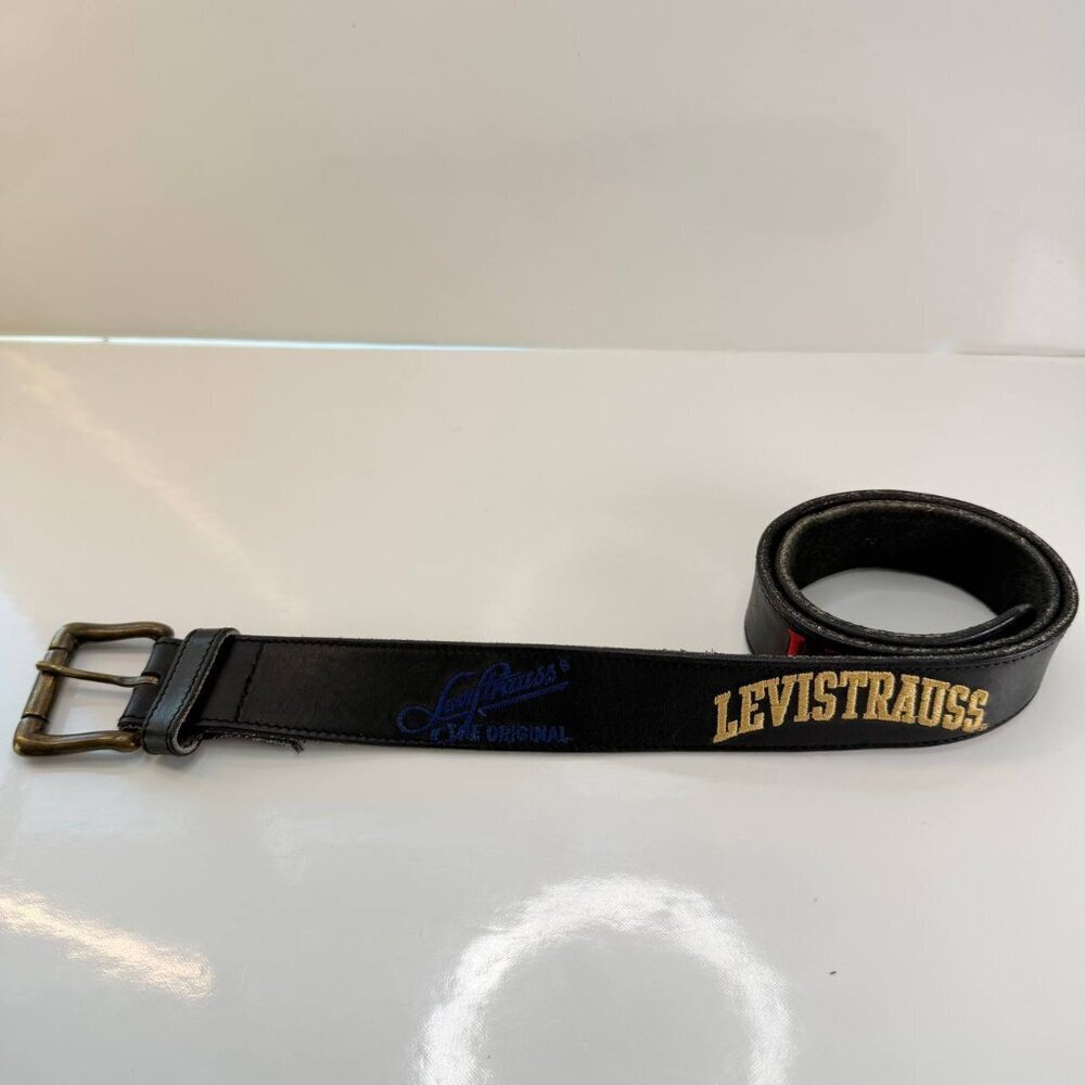 Leviās Vintage Leather Belt ā Embroidered Logo Design